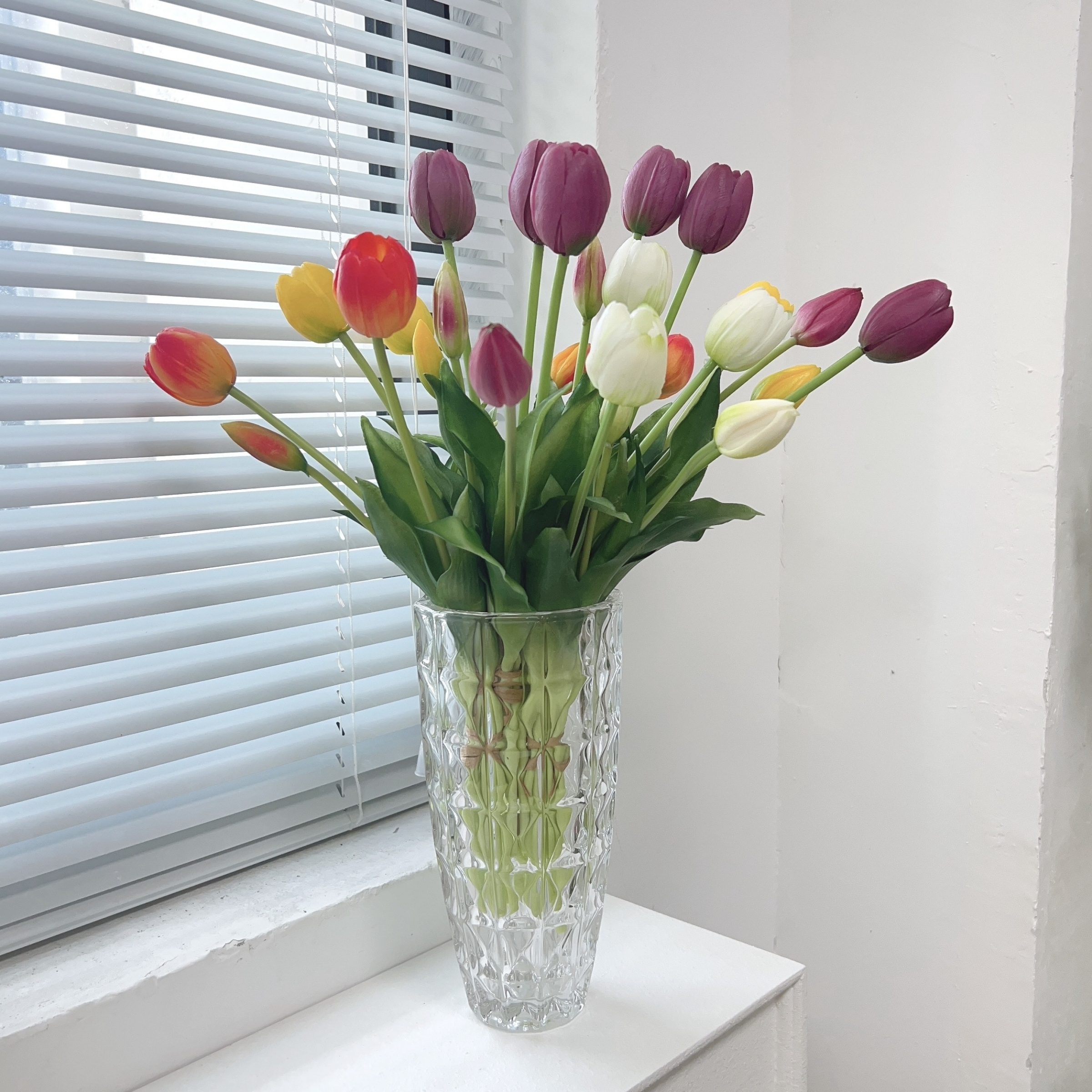 AYOYO OEM Real touch tulip simulation flower high-grade table floral arrangement living room decoration artificial flowers decor