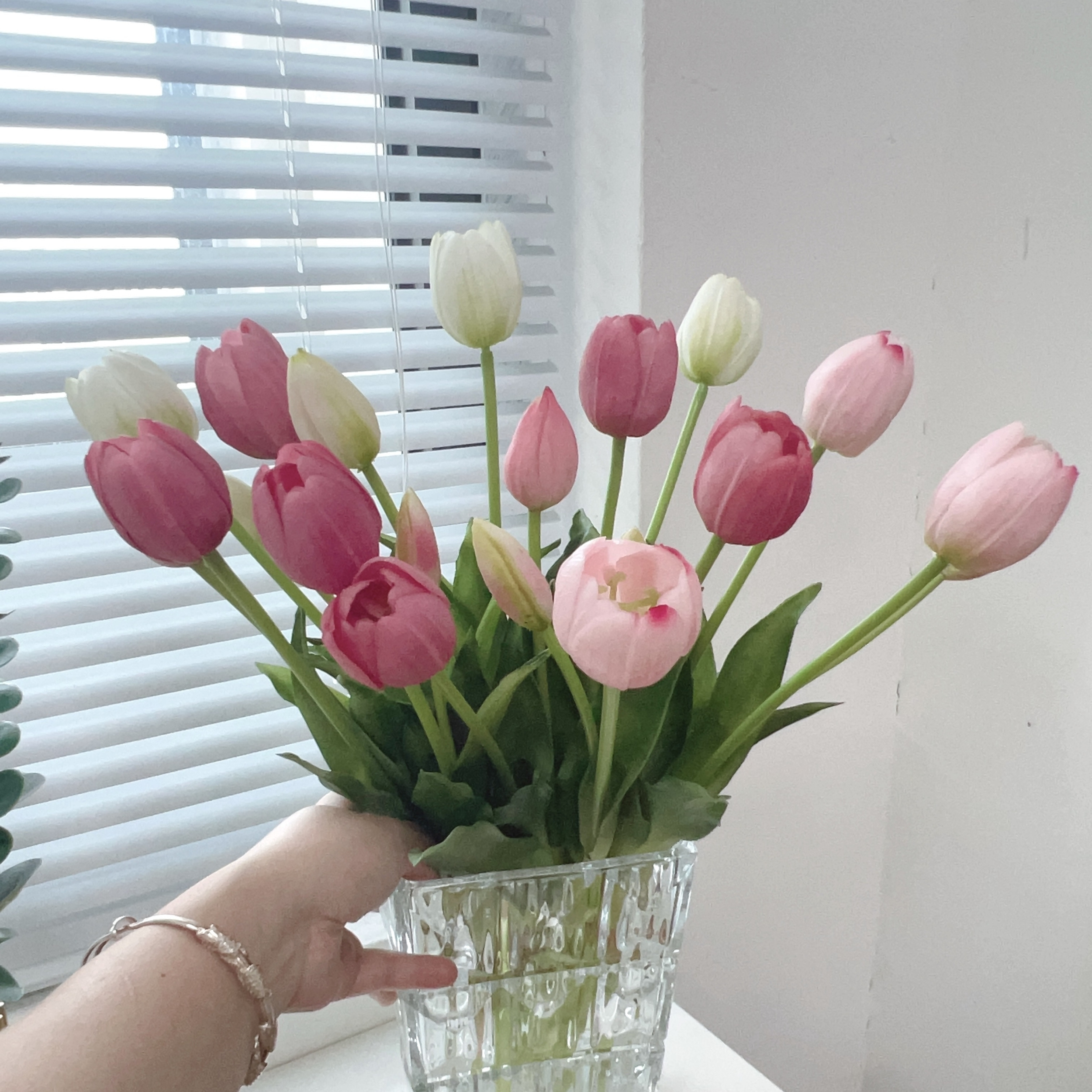 AYOYO OEM Real touch tulip simulation flower high-grade table floral arrangement living room decoration artificial flowers decor