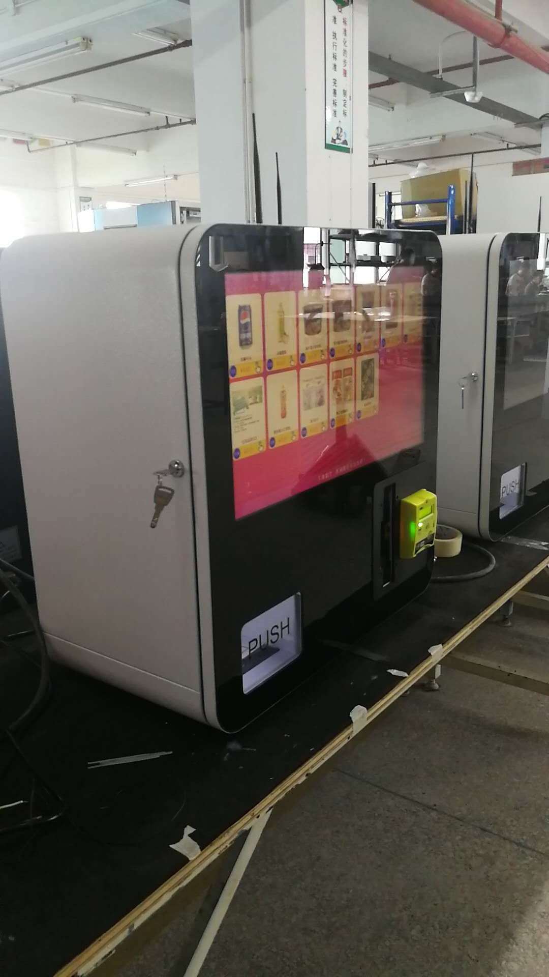 2019 Cosmetic hair bundle  chocolate  box pack single Promotion Vending Machine with cashless payment system and ID scanner