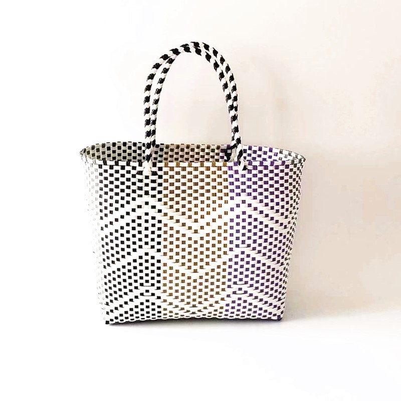 Wholesale Women Woven beach baskets plastic straw bags for house