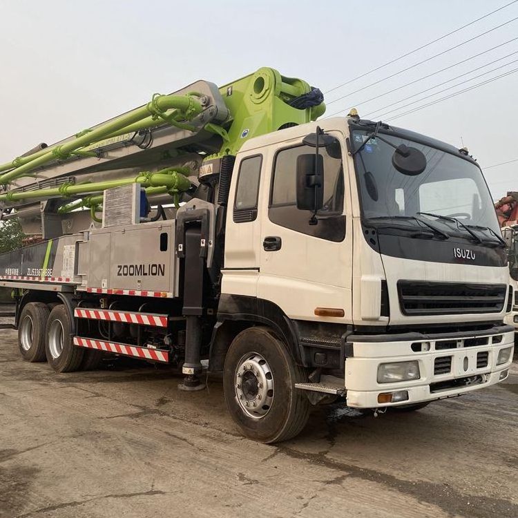 Used Chinese brand Zoomlion 47m concrete cement truck pump pumping on Isuzu truck chassis