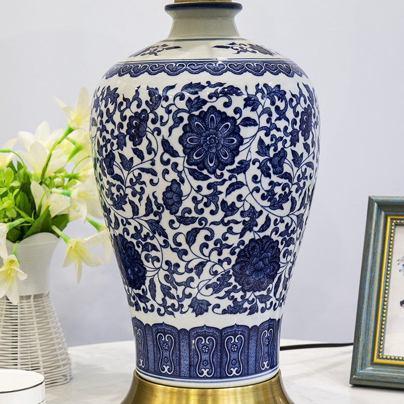 Chinese style antique decorative table lamp Modern romantic blue and white porcelain table lamp