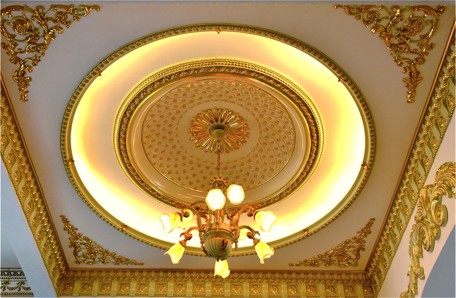 Banruo Luxurious Round Gold Plastic Ceiling Medallion Interior Lights Designed Ceiling Panel Tiles