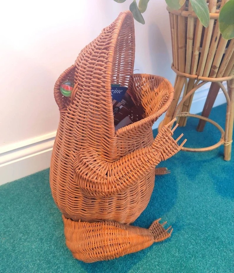 HOT! Unique Rattan Frog Shape Magazine Storage Basket Fruit Basket Shopping storage