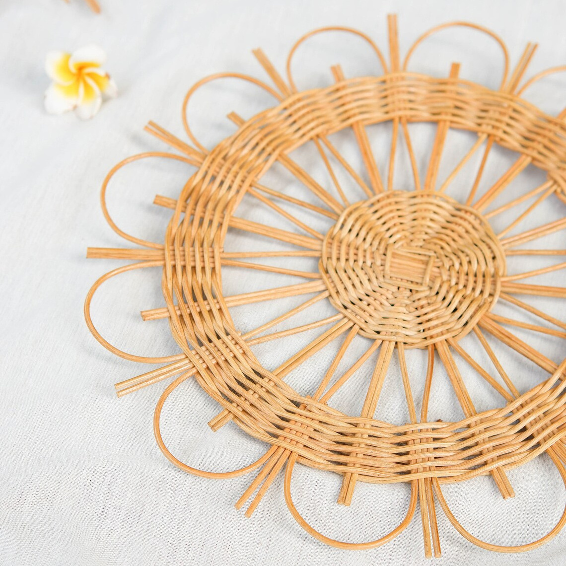 New Elegant tableware accessories rattan coasters and rattan charger low price from handicraft manufacturer