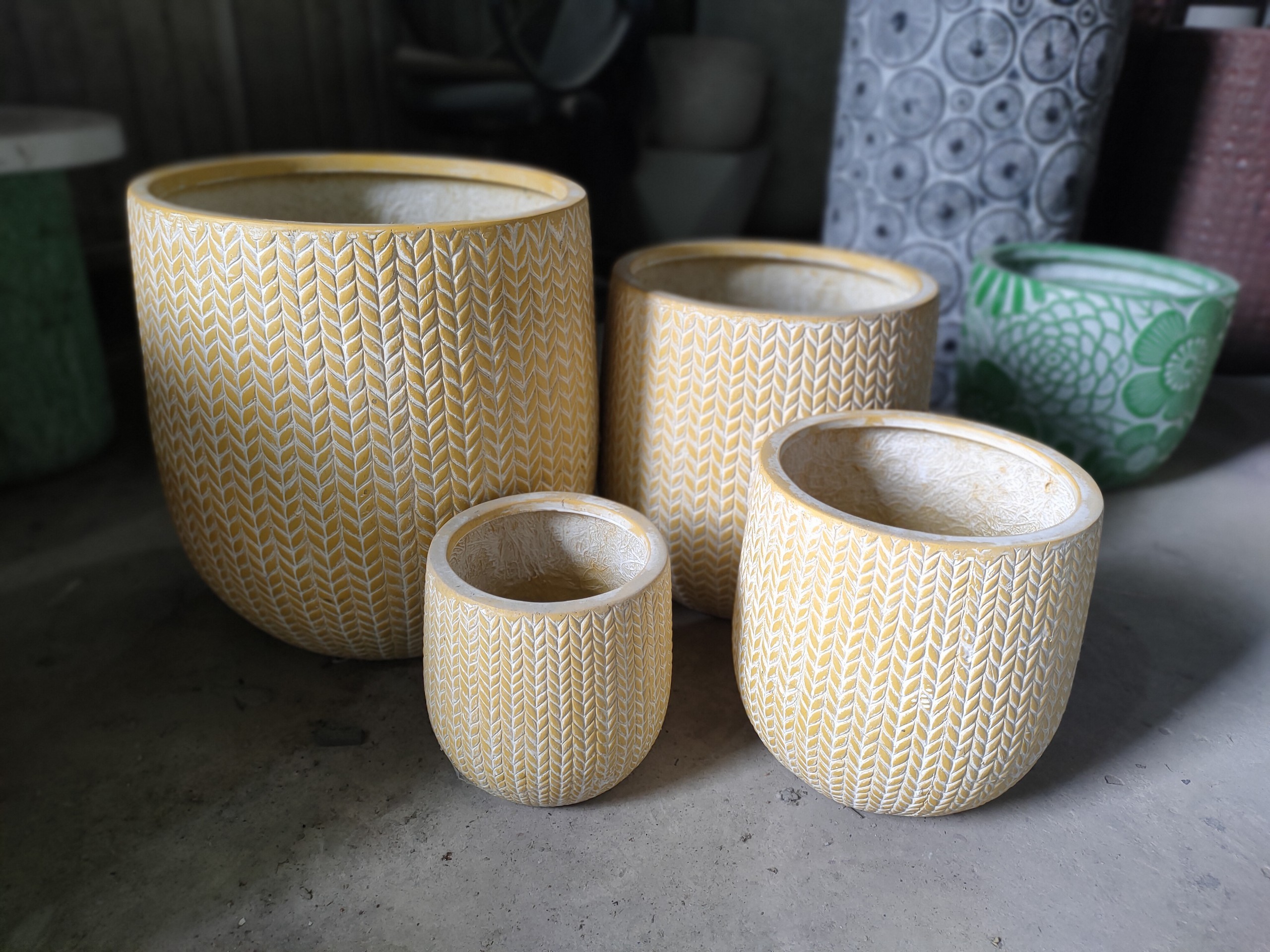 [Ruby Linh]- Wholesale Customized Sphere Flower Pot High Quality Fiberglass Planters Outdoor Fiber Clay Pots Vase