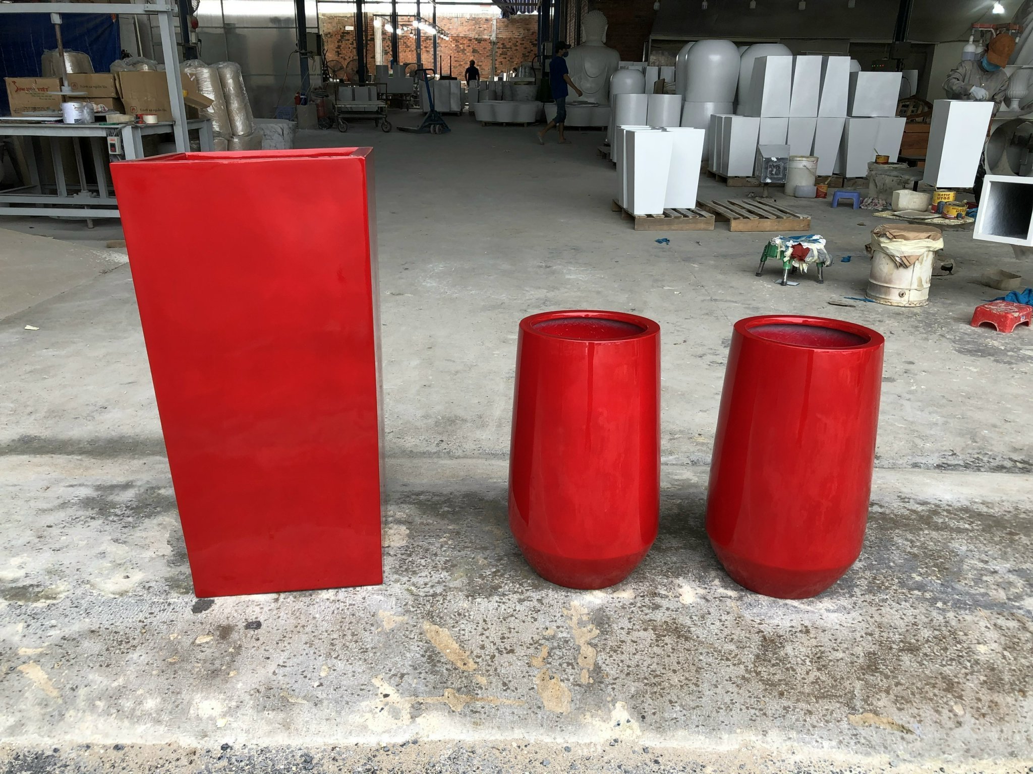 [Ruby Linh]- Wholesale Planter flower pots made form fiberglass red smooth finishing for balcony decoration