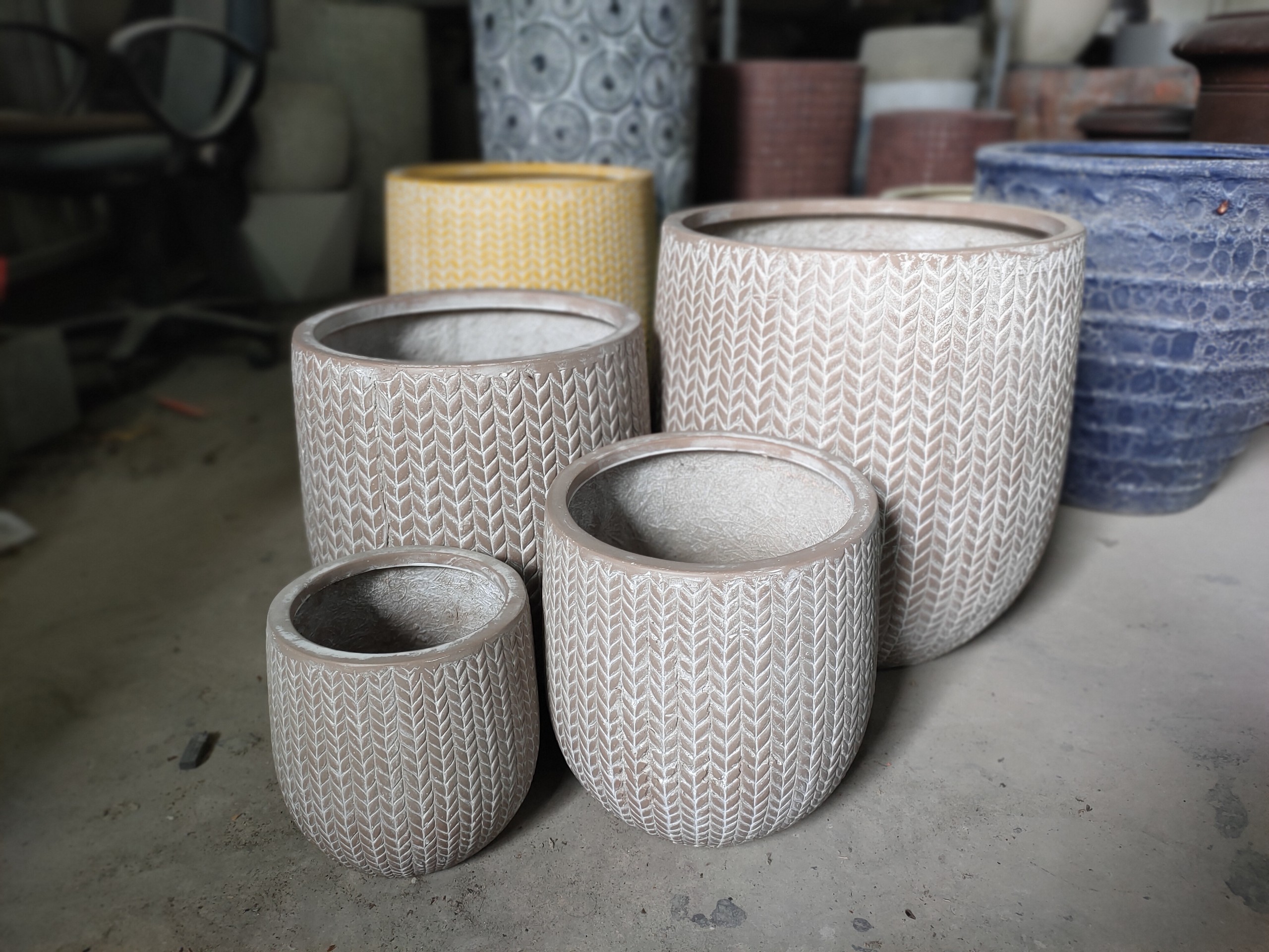 [Ruby Linh]- Wholesale Customized Sphere Flower Pot High Quality Fiberglass Planters Outdoor Fiber Clay Pots Vase