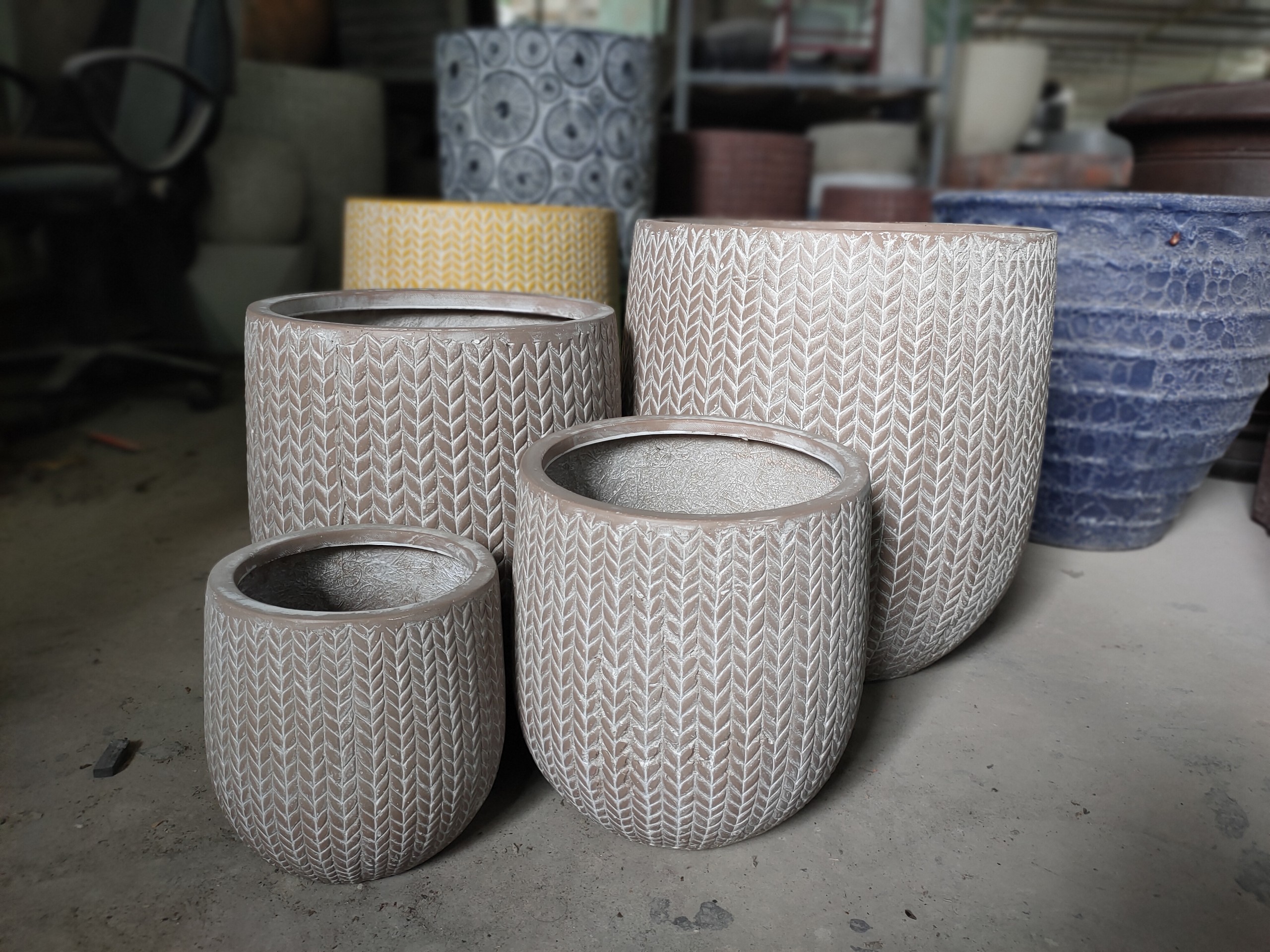 [Ruby Linh]- Wholesale Customized Sphere Flower Pot High Quality Fiberglass Planters Outdoor Fiber Clay Pots Vase