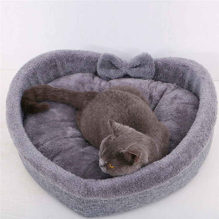 Ultra Soft Short Plush Heart Shaped Comfortable Self Warming Autumn Winter Sleeping Pet Bed