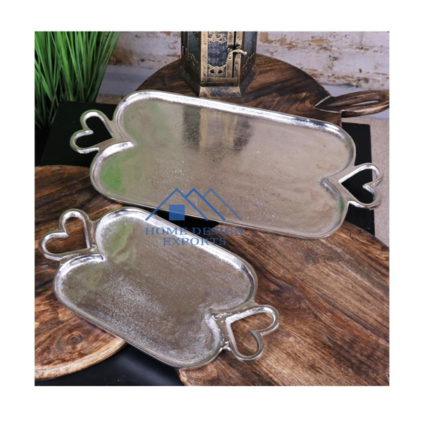 Metal Serving Tray Restaurant 2022 New Arrival Vintage Look Vanity Tray with Heart Shape Handle for Table Centerpieces