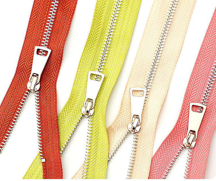 Custom Width High Quality Hoodie Brass Zipper Jeans Metal Zippers for Dress Zip Double Metal Sewing 10 Cm Zippers Metal Rolled