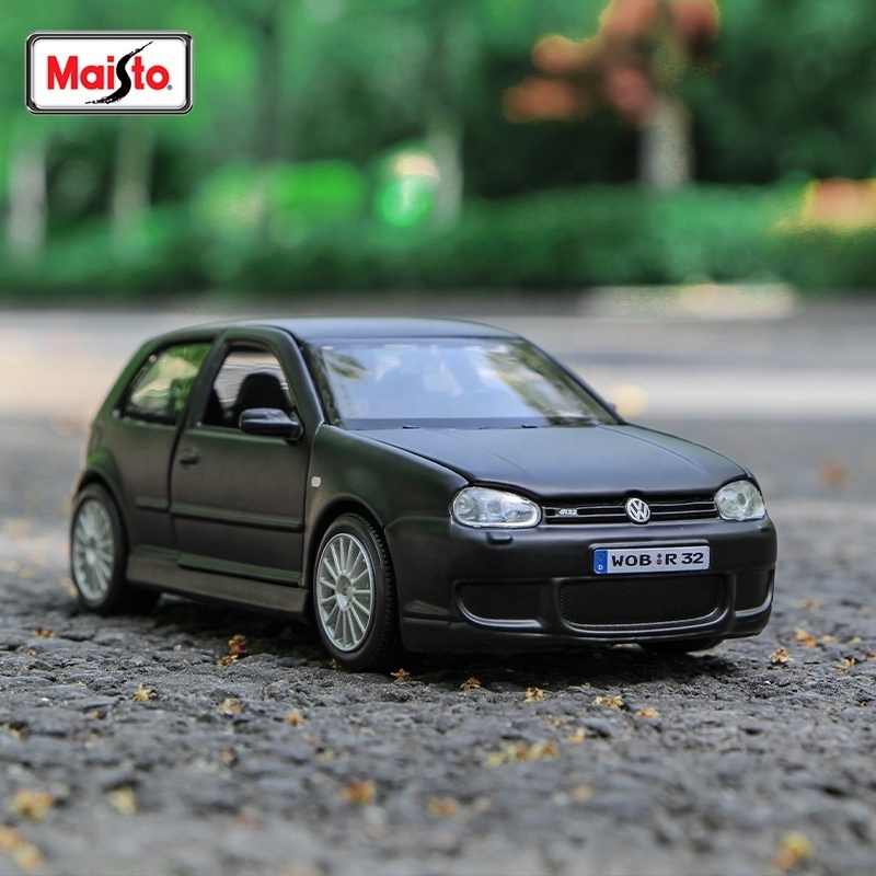 Maisto 1:24 Volkswagen Golf R32 Alloy Car Model simulation Diecasts Toy Vehicles Collectible Hobbies Static Die Cast Voiture