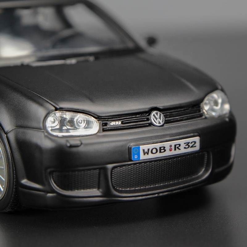 Maisto 1:24 Volkswagen Golf R32 Alloy Car Model simulation Diecasts Toy Vehicles Collectible Hobbies Static Die Cast Voiture