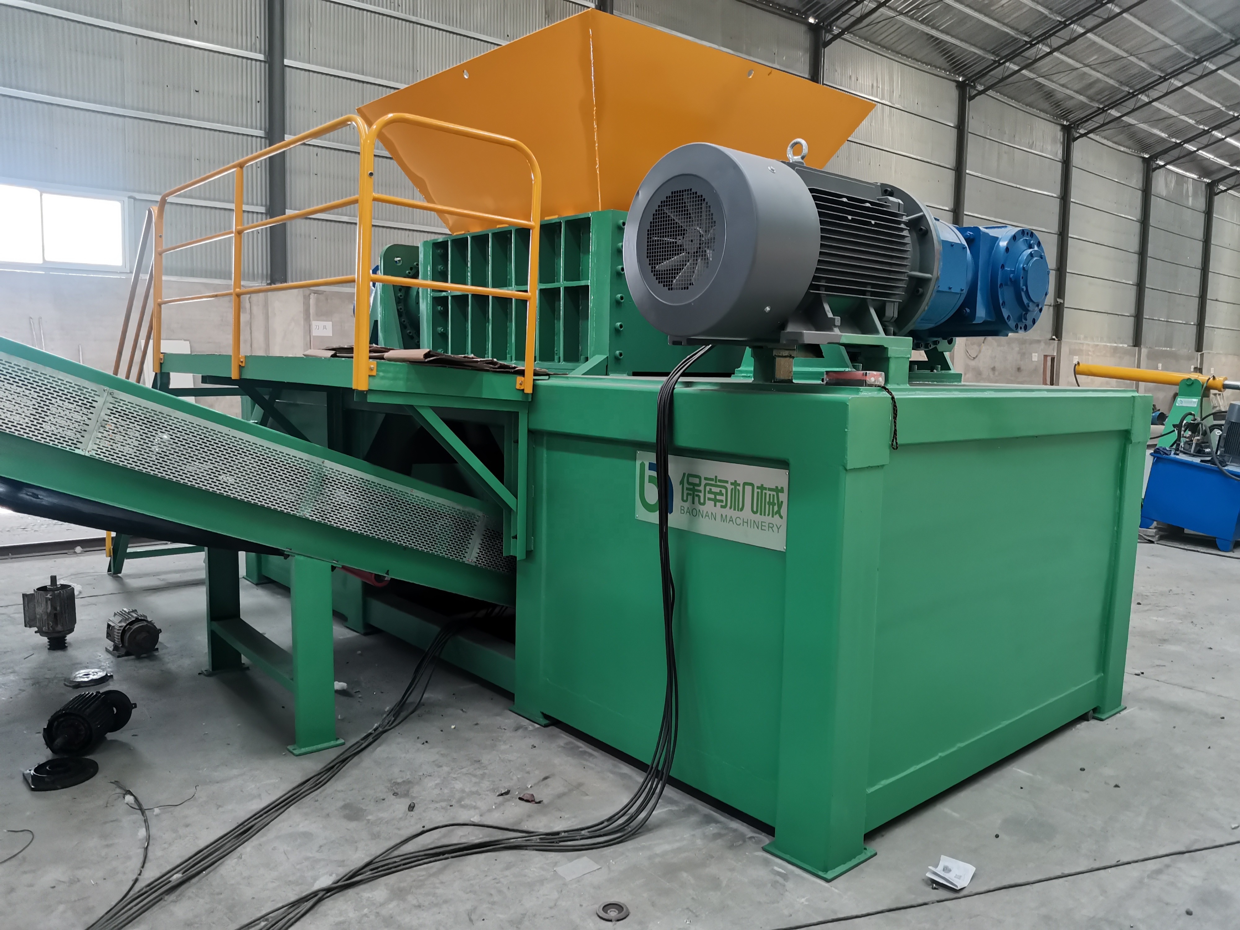 Efficient garbage recycling two-axis shredder