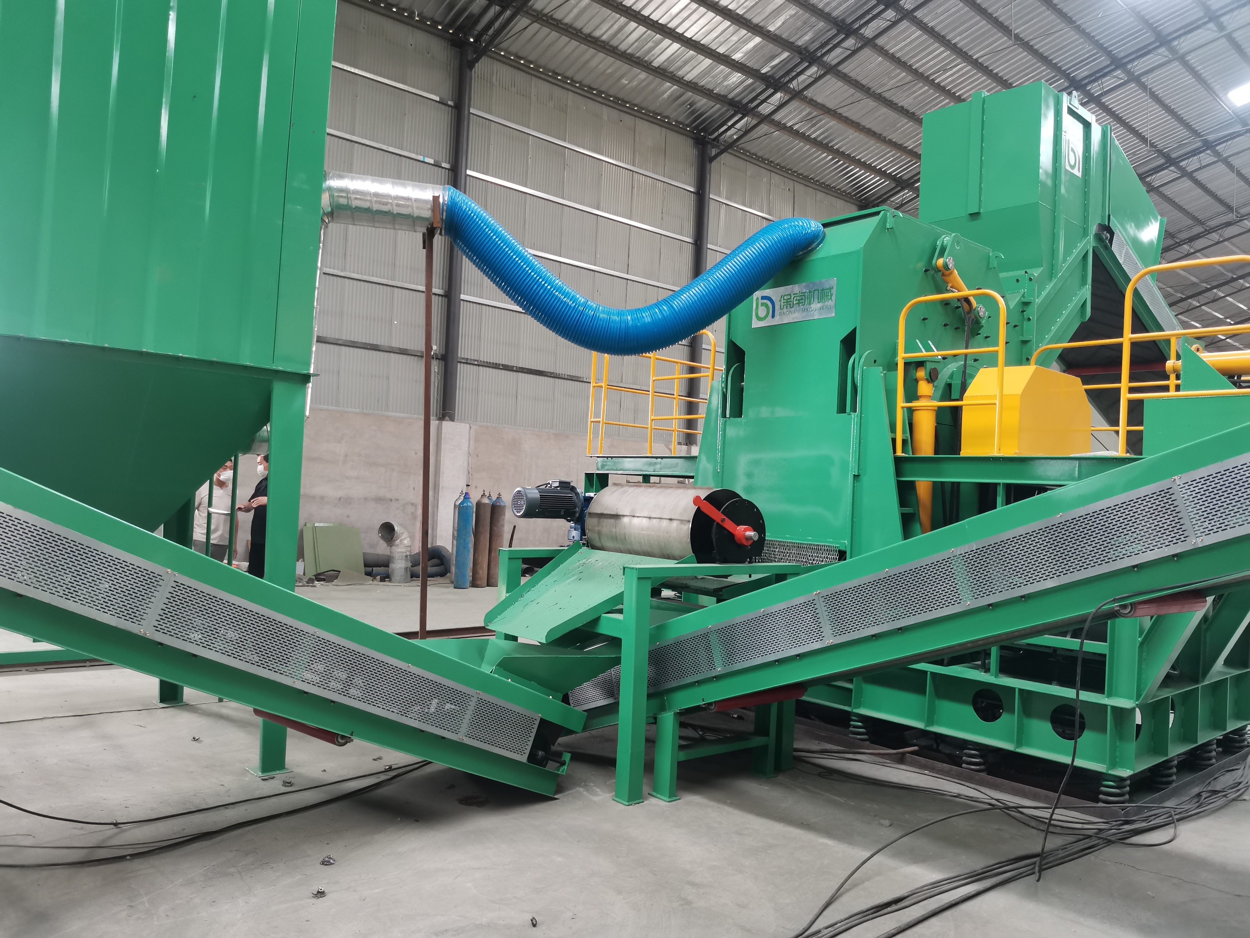 Efficient garbage recycling two-axis shredder