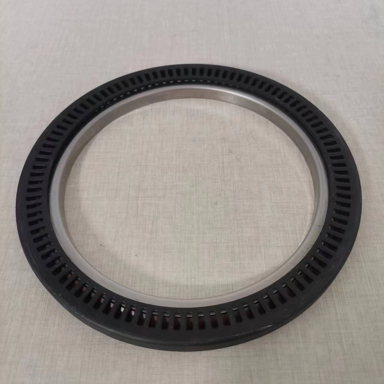 81965030333 Size 132*172*12.5/14.5 Suitable for Mercedes-Benz truck wheel hub oil seal