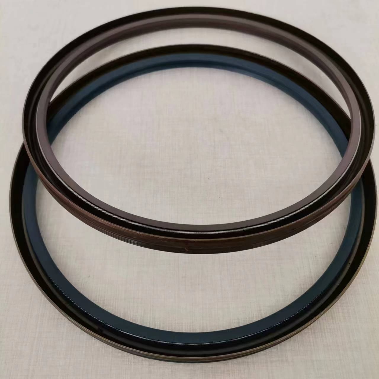 81965030333 Size 132*172*12.5/14.5 Suitable for Mercedes-Benz truck wheel hub oil seal