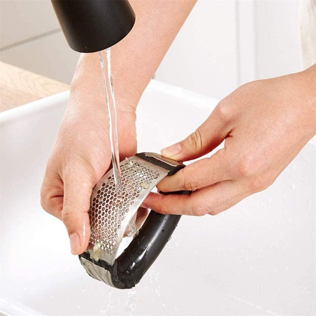 New kitchen gadgets easy clean annular garlic crusher 430 stainless steel manual garlic grinder press tool