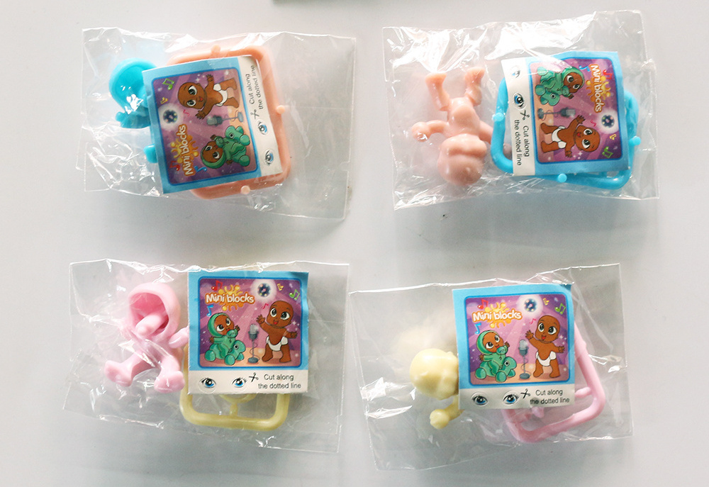 Wholesale juguetes very cheap price diy baby figure plastic mini capsule 1 inch toy