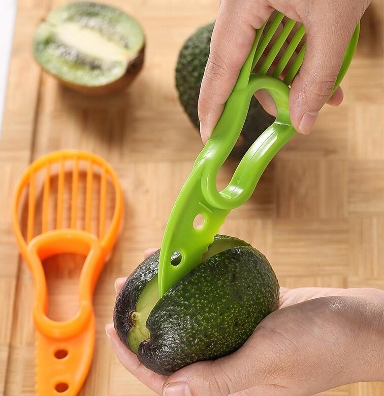 New product 2023 Hand hold plastic fruit cutter kiwifruit cutter avocado cutter kitchen gadgets for easy peeling and slicer