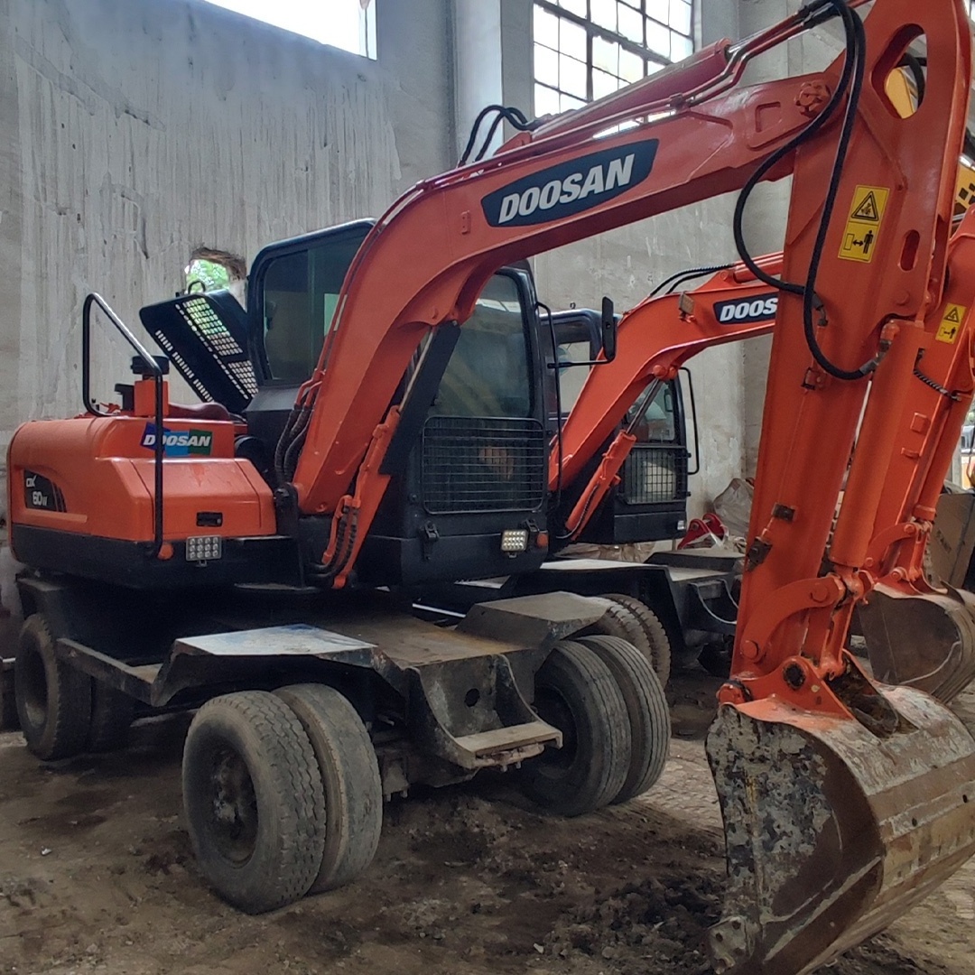 DOOSAN DH60 High quality and good condition 6 TON Used Mini excavator crawler excavator