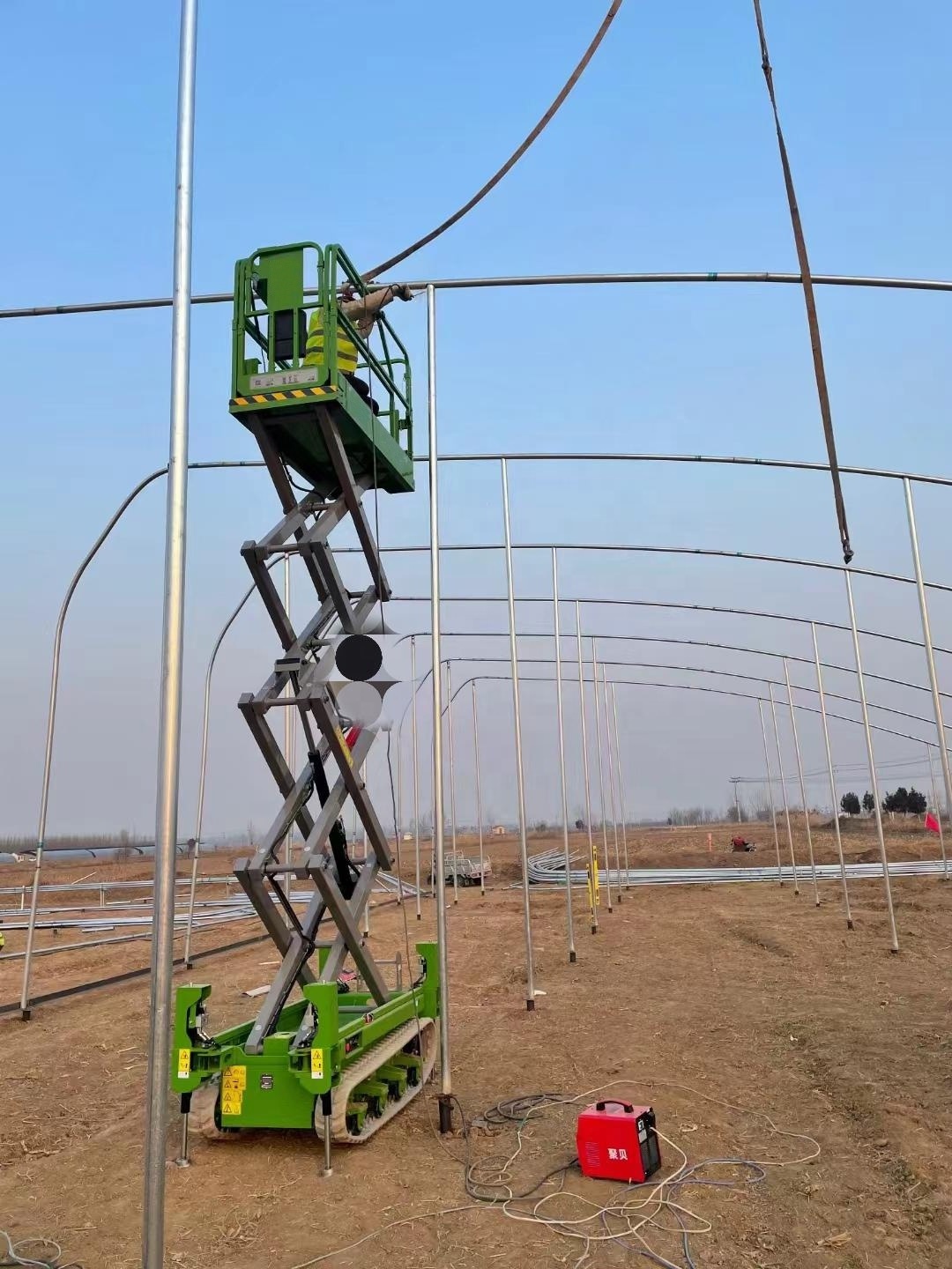 Customized Hydraulic Crawler Scissor Lift  Mid Rise Scissor Lift Platform for Glass Cleaning