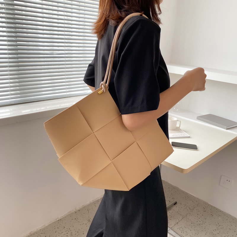 Large Capacity Women Tote Bags Newest Fashion Ladies Designer Handbags Pure Color Weaving Big Shoulder Bags For Women Wholesale