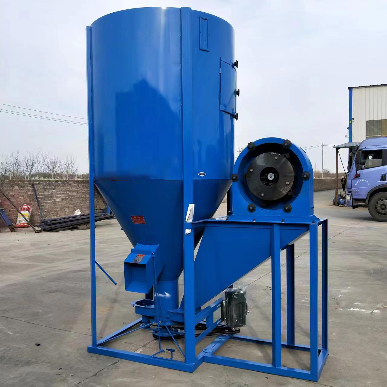 Household vertical feed mixer 500kg 1000kg feed mixer machine poultry mixer grinder feed machine for farm use