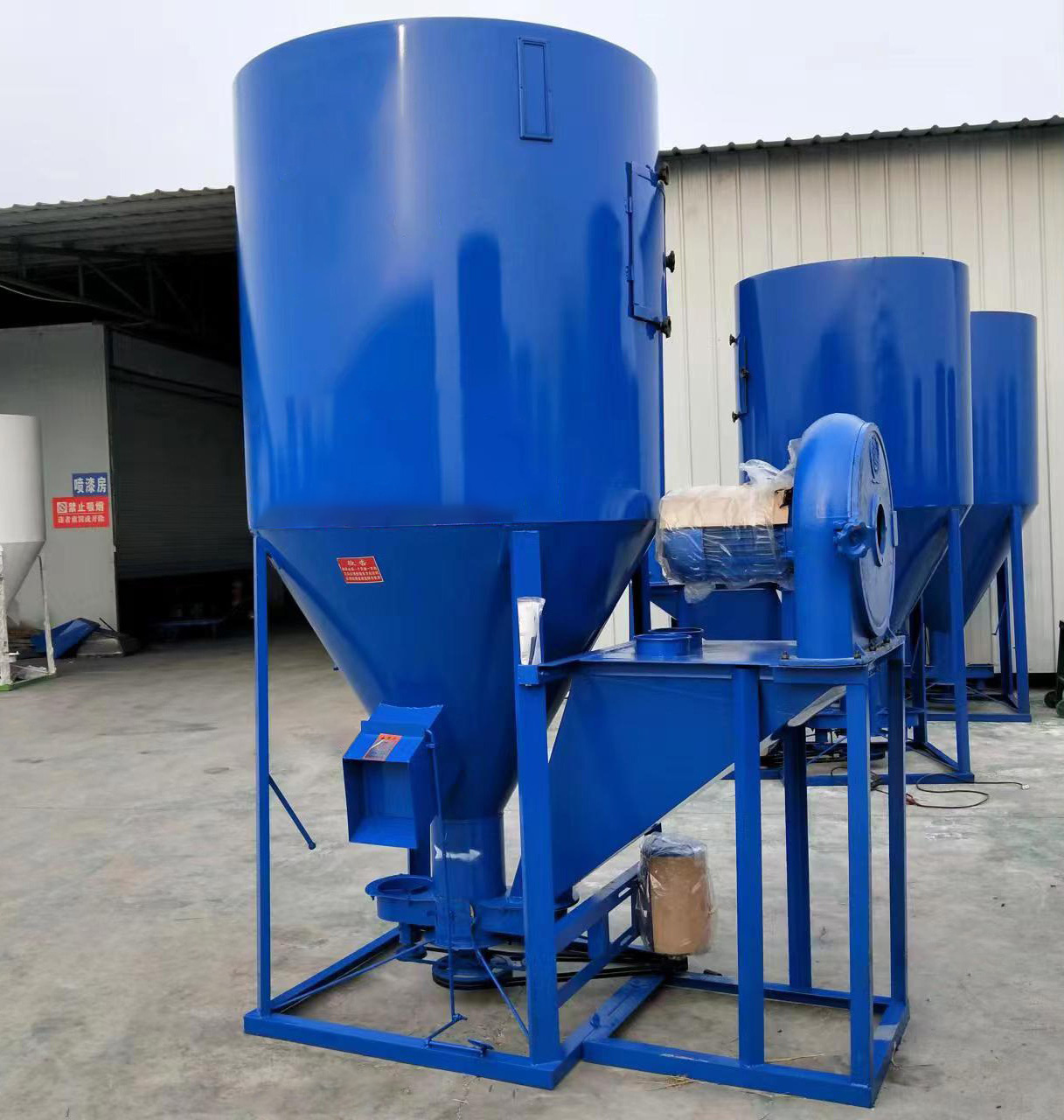 0.5 T 1 T capacity vertical animal feed crusher and mixier machine / poultry feed mixing machine / animal feed grinder and mixer