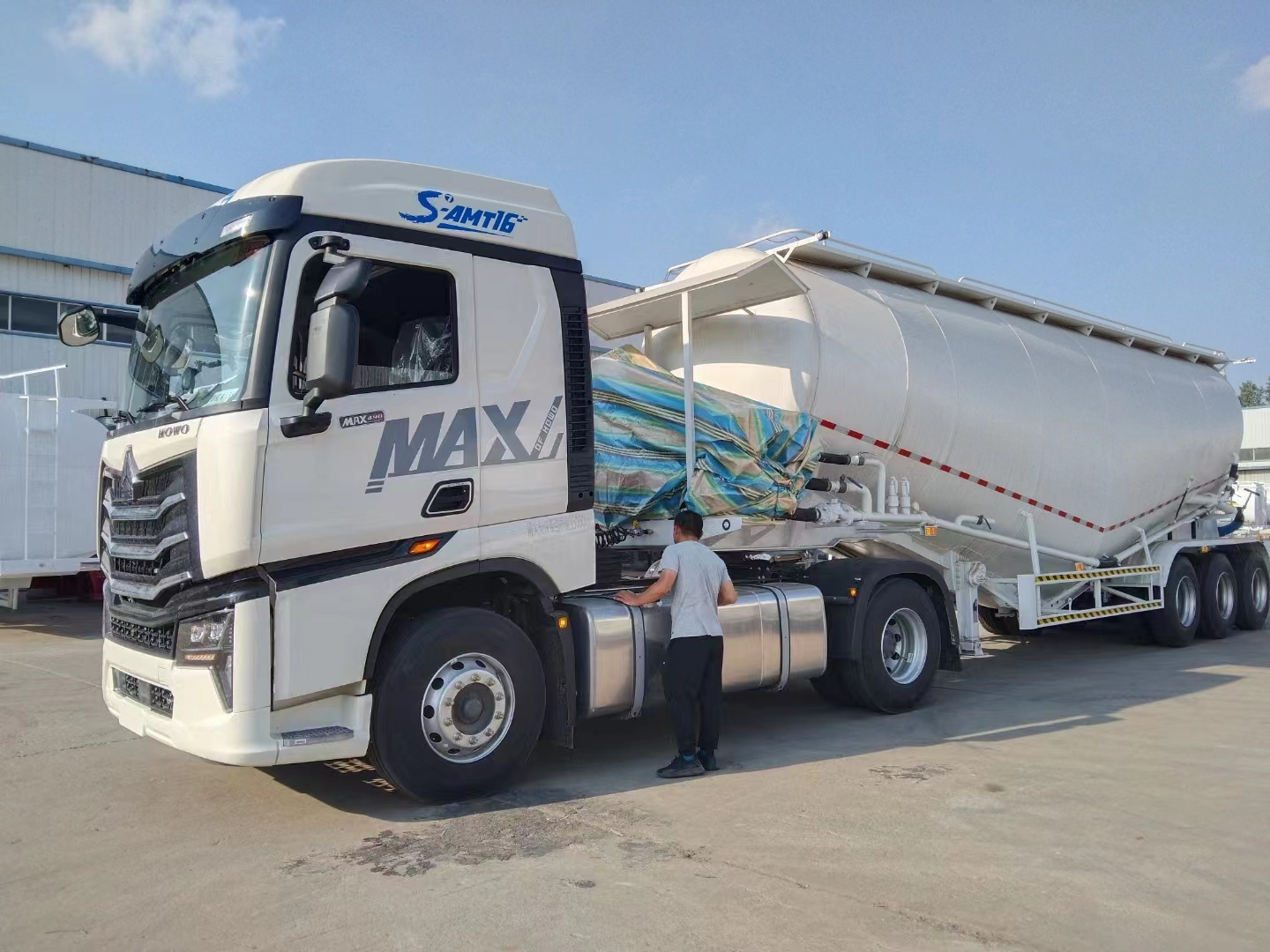 China dry cement bulk tanker semi trailer with air compressor , 65m3 cement bulker for sale Dubai