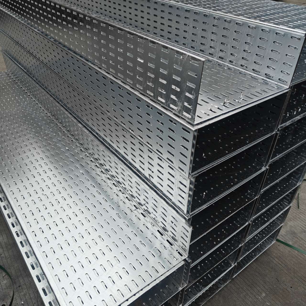 Easy Installation Light Duty Medium Duty Heavy Duty Perforated Cable Tray Manufacturer