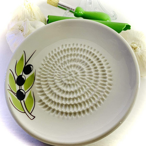 custom logo Ceramic Garlic Grater Set Hand Made Olive Design Grater White Plate Garlic Peeler Gathering