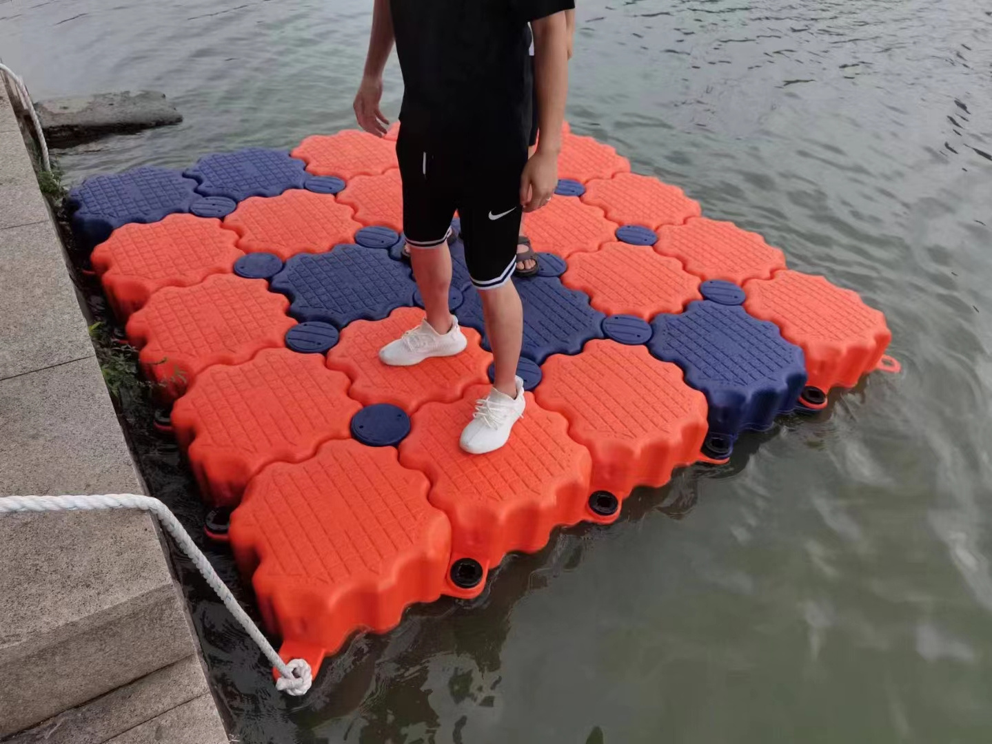 High buoyancy  marine modular plastic floating dock cubes pontoon floating platform jet ski floating dock