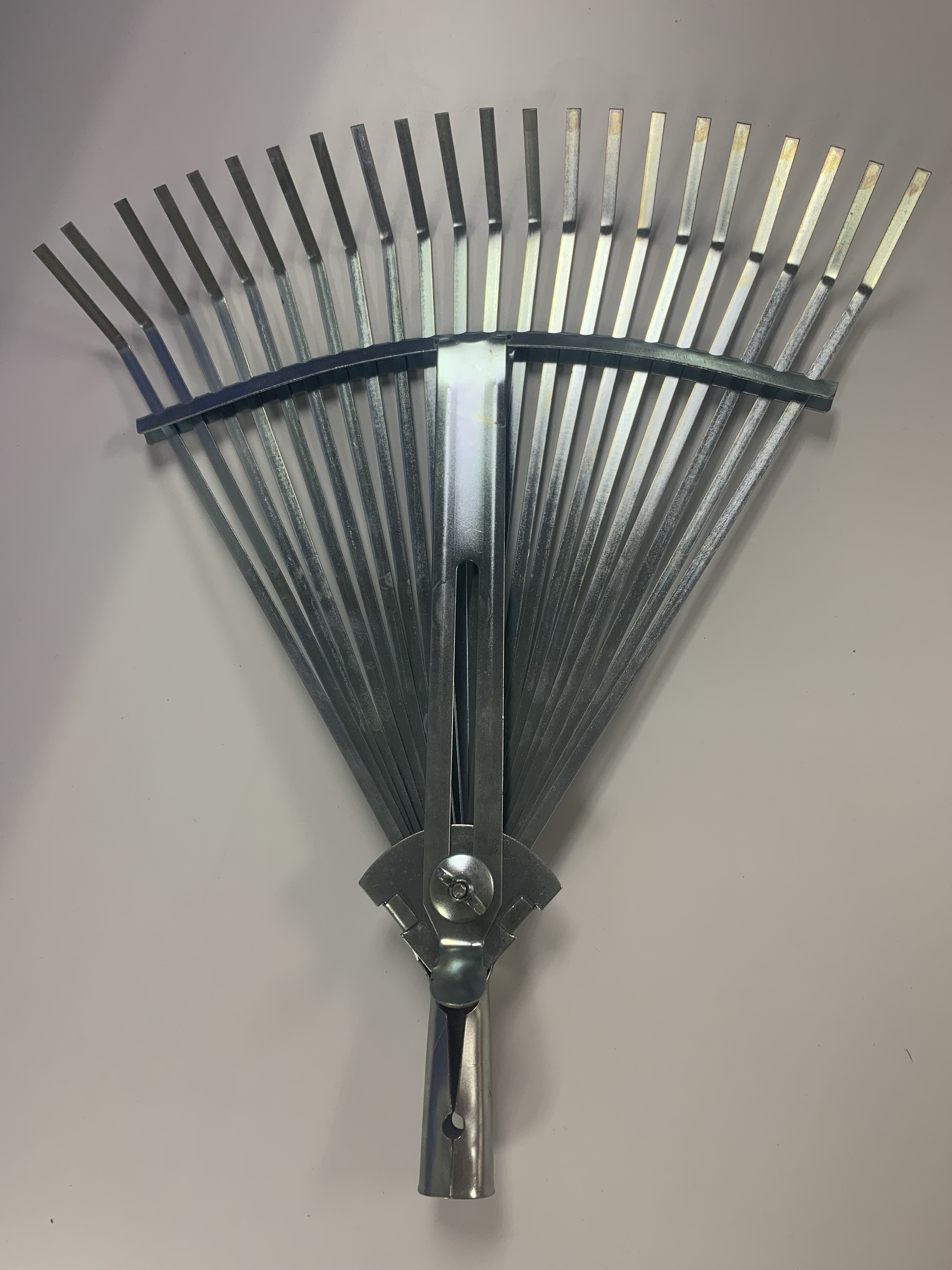 BEST-LINE Europe market 22 tines galvanized telesope metal leaf rake OEM