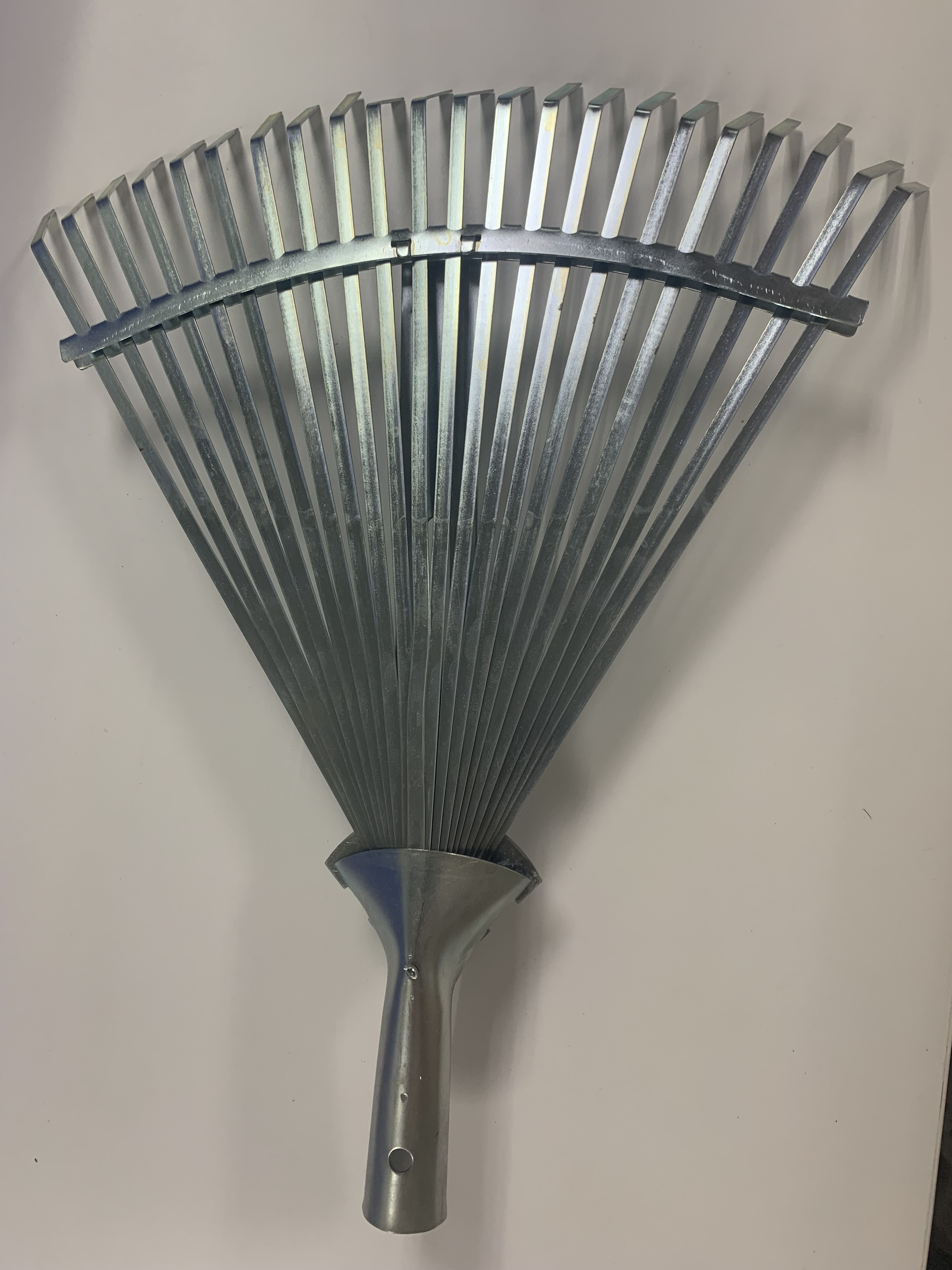 BEST-LINE Europe market 22 tines galvanized telesope metal leaf rake OEM