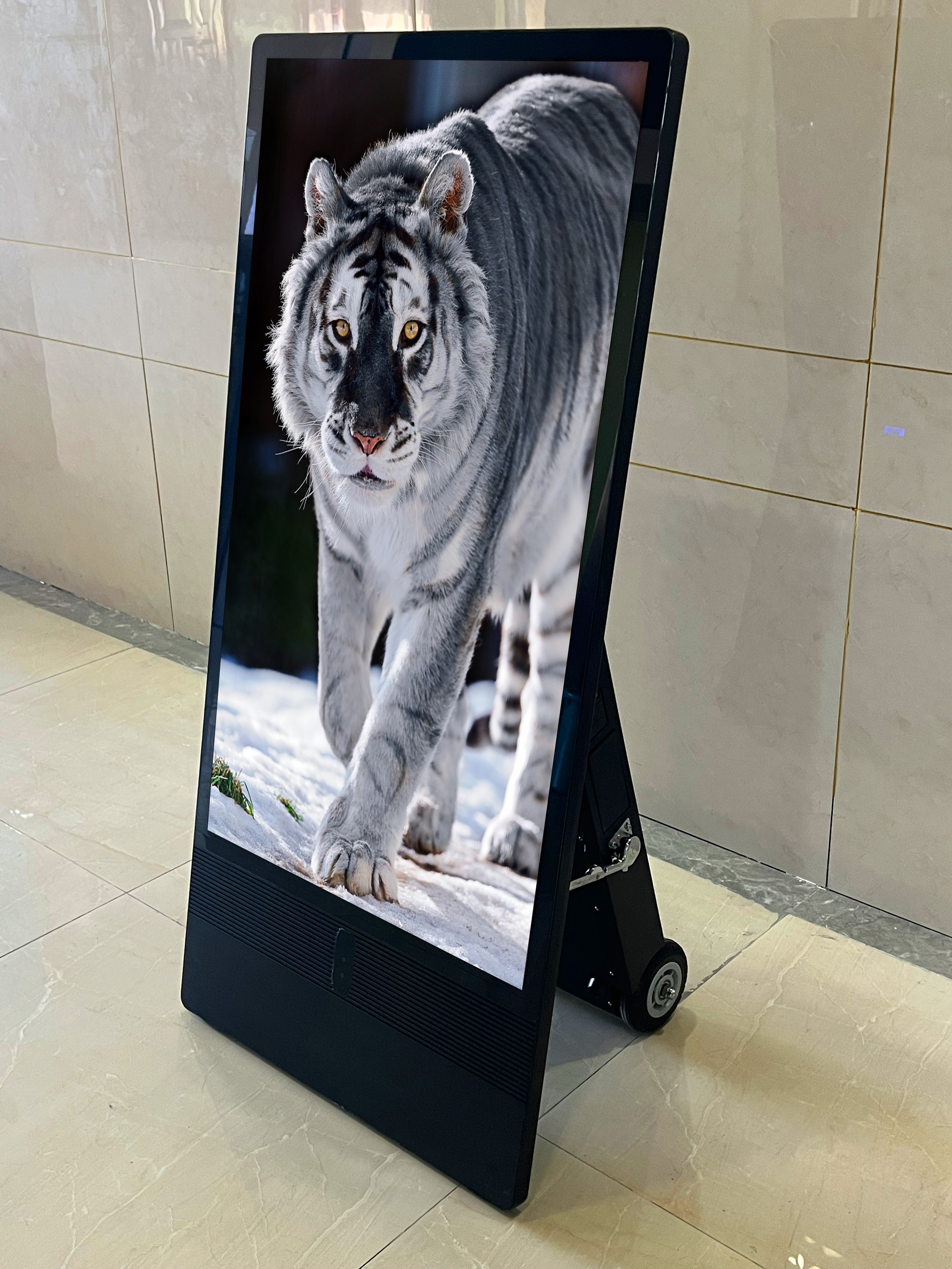 Movable LCD touch screen portable display advertising player battery powered 43 inch outdoor digital signage