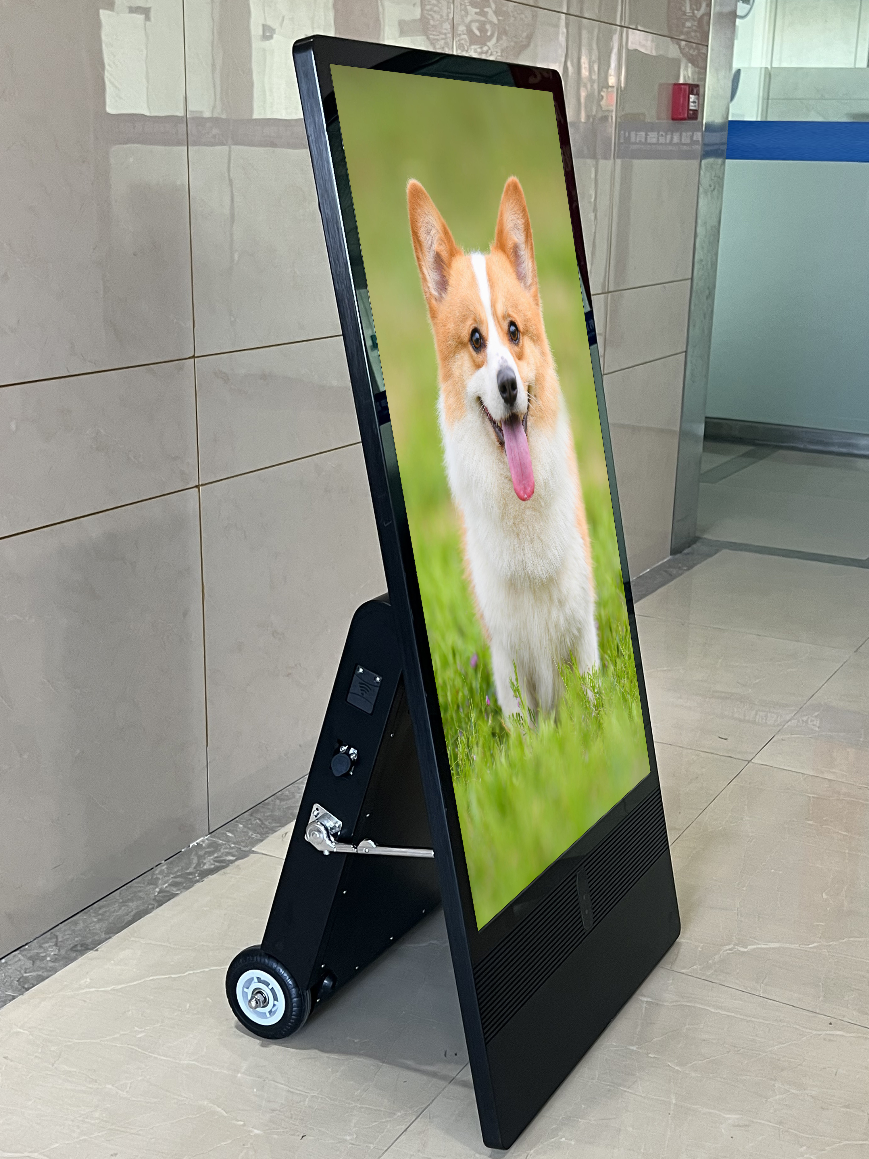 Movable LCD touch screen portable display advertising player battery powered 43 inch outdoor digital signage