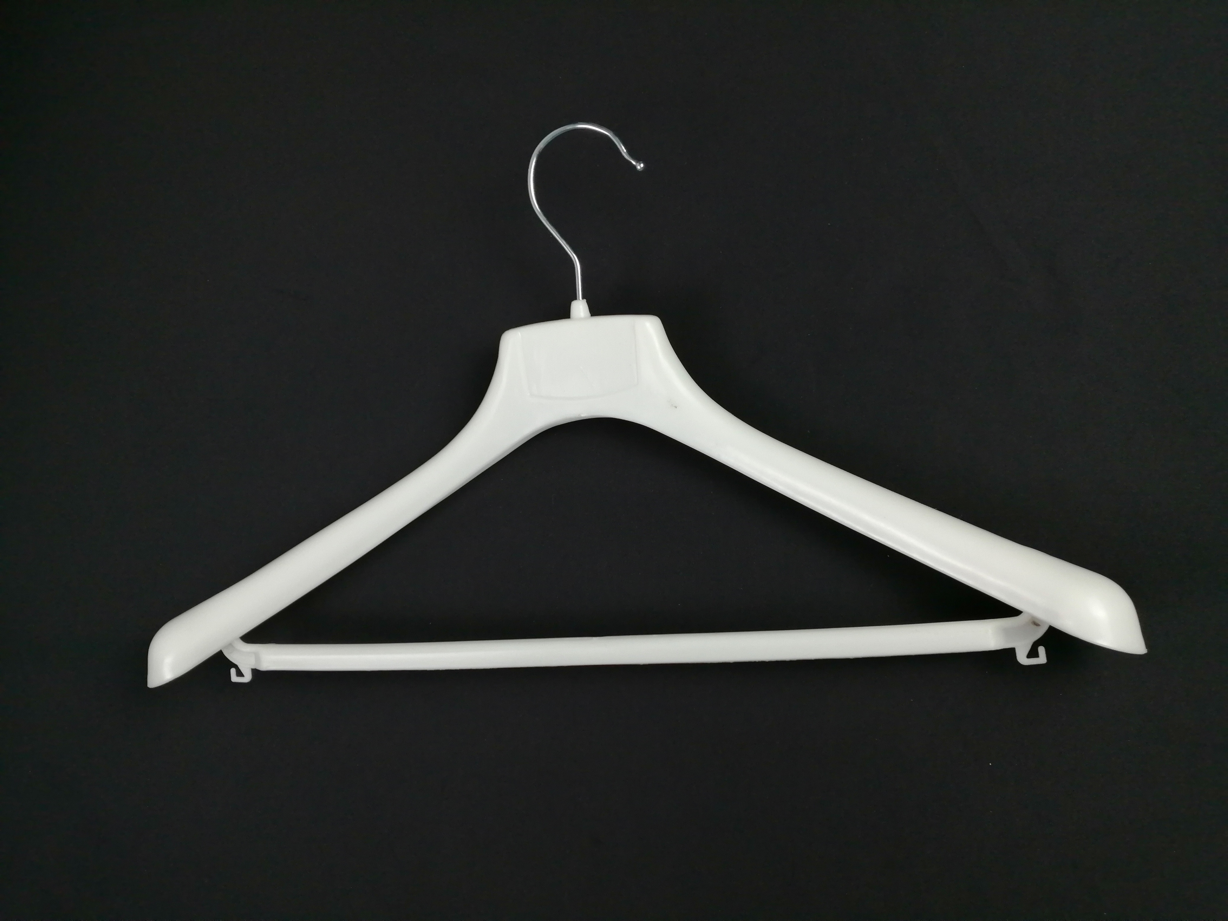 custom white fixed bar metal hooks clothes wide shoulder Plastic coat hanger suit hangerv with bar for garment