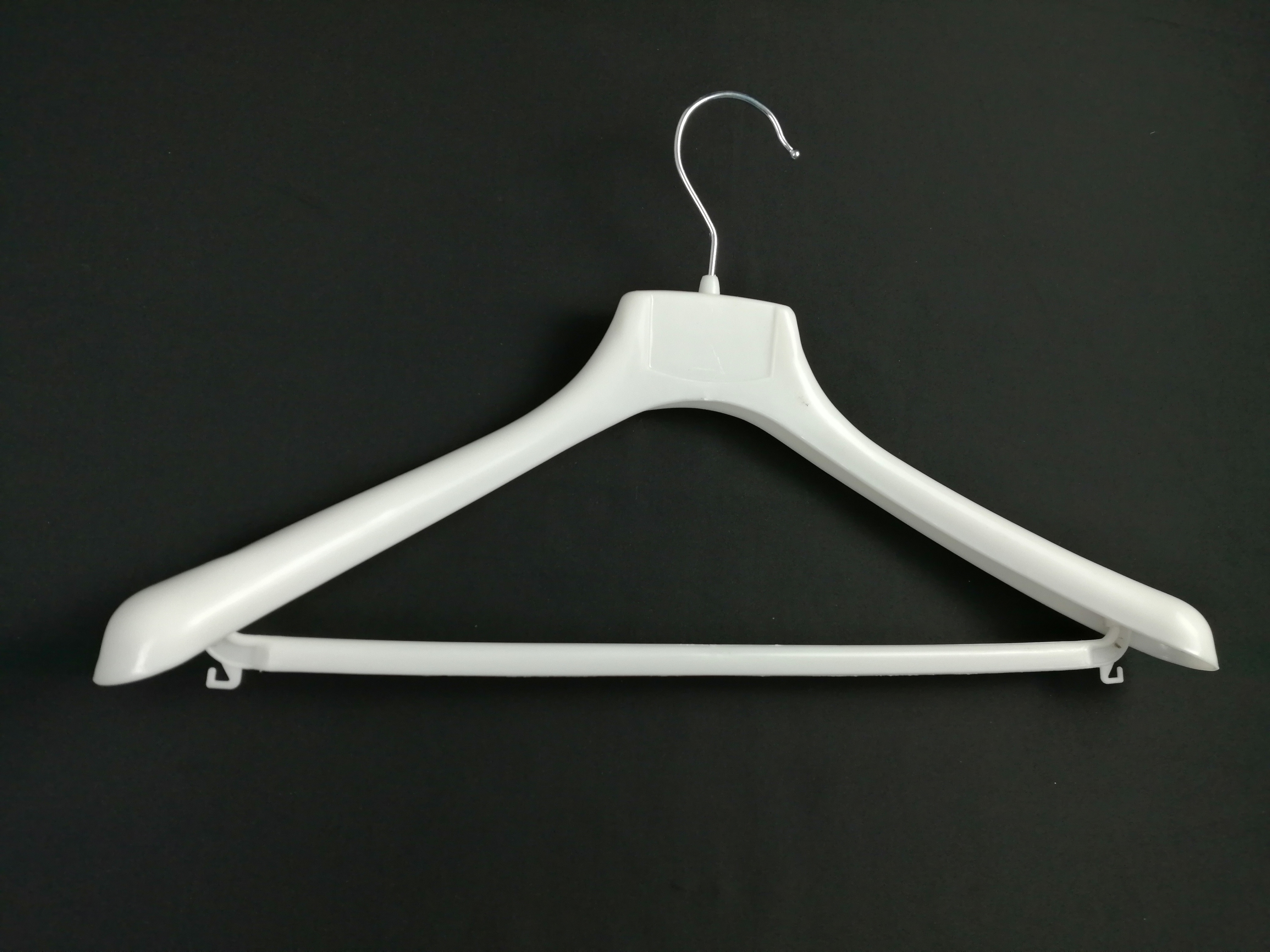 custom white fixed bar metal hooks clothes wide shoulder Plastic coat hanger suit hangerv with bar for garment