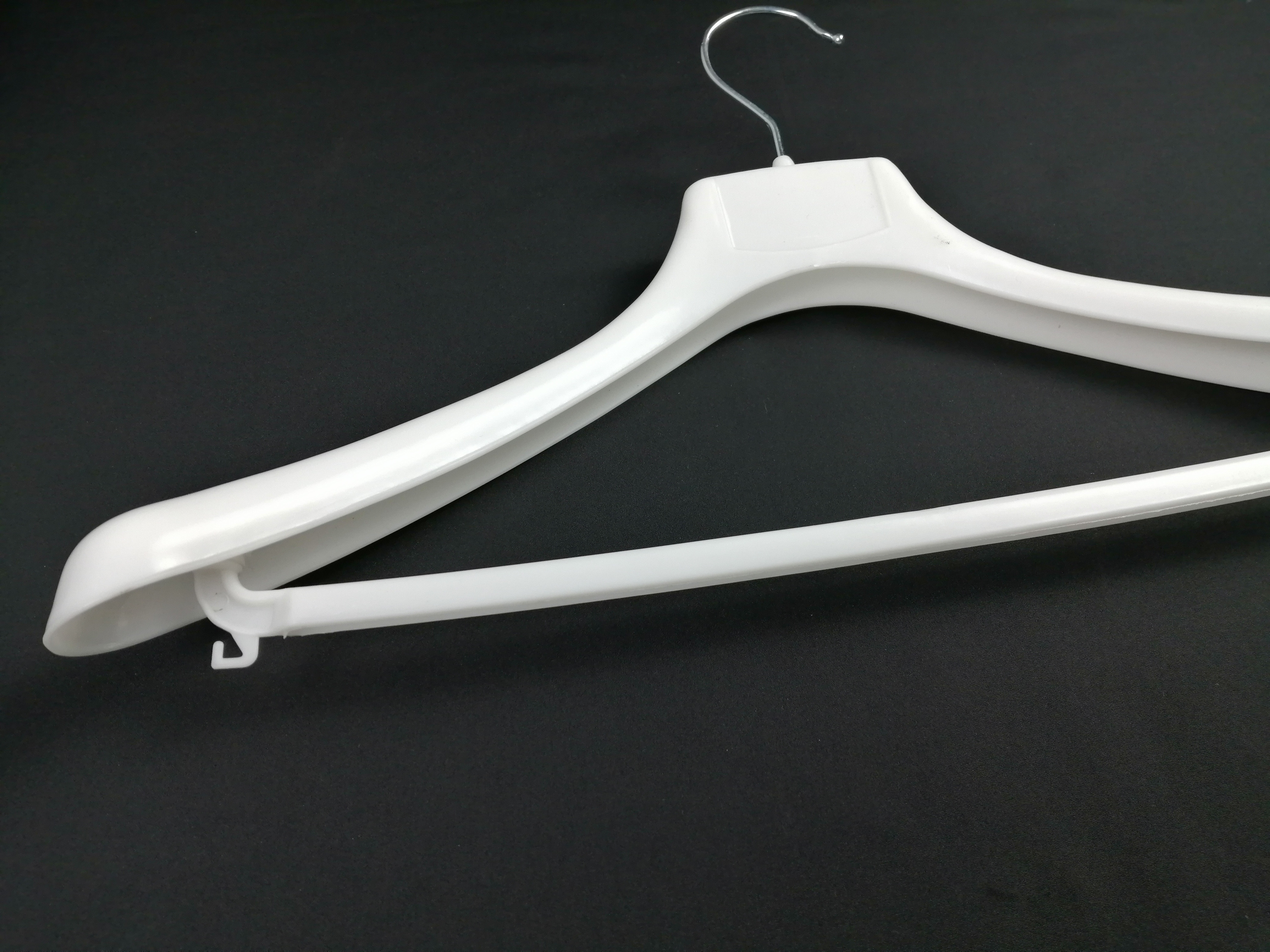 custom white fixed bar metal hooks clothes wide shoulder Plastic coat hanger suit hangerv with bar for garment