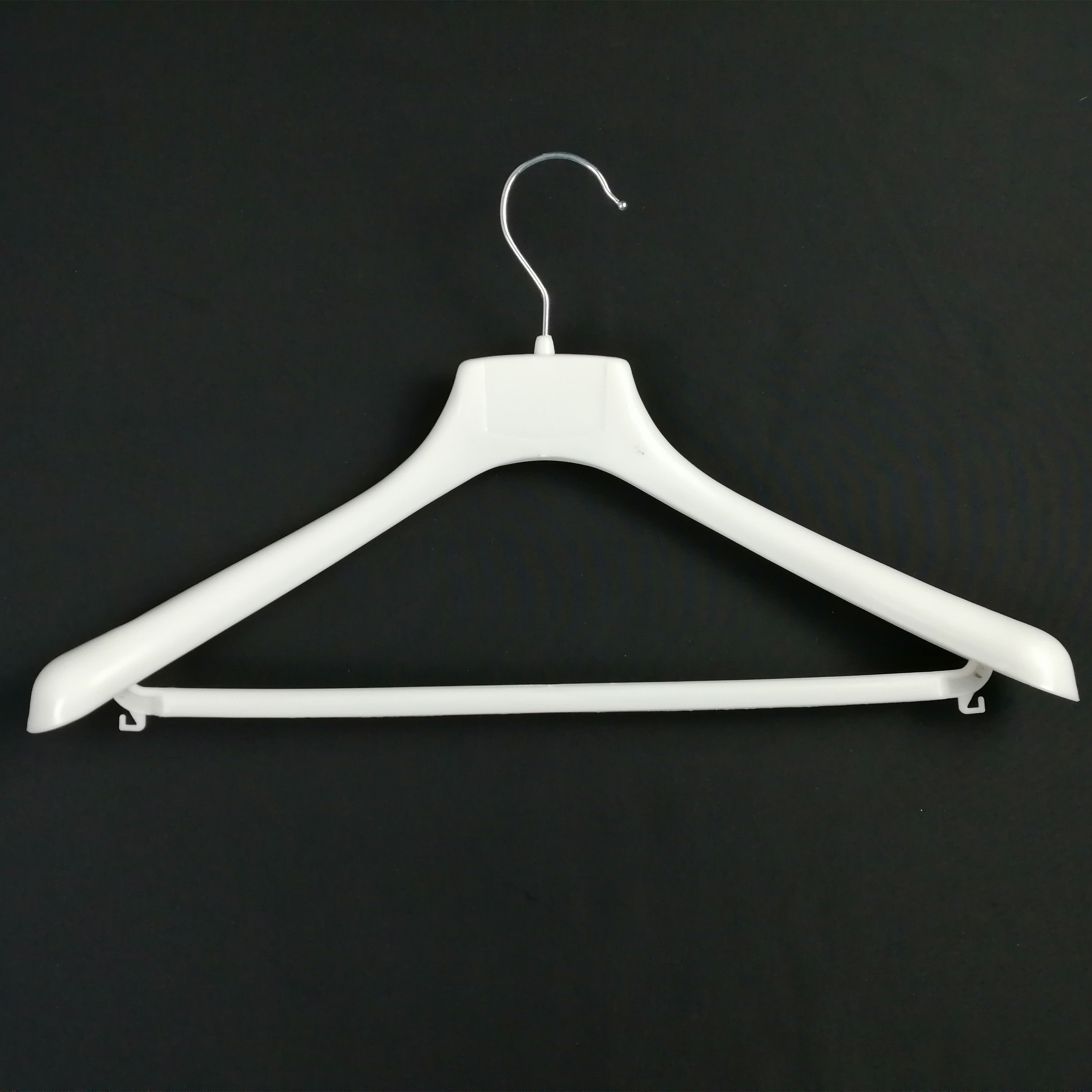 custom white fixed bar metal hooks clothes wide shoulder Plastic coat hanger suit hangerv with bar for garment