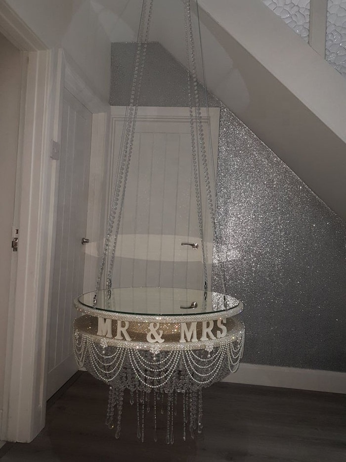 Suspended crystal acrylic hanging cake stand, swing wedding cake stand