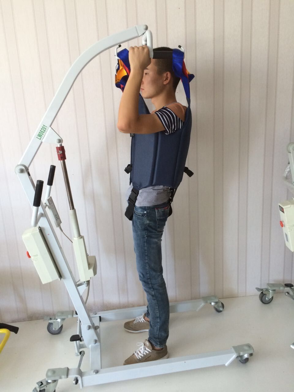 BT-PL001 Cheap electric patient lift patient hoist lifting equipment for Disabled people and elderly use price