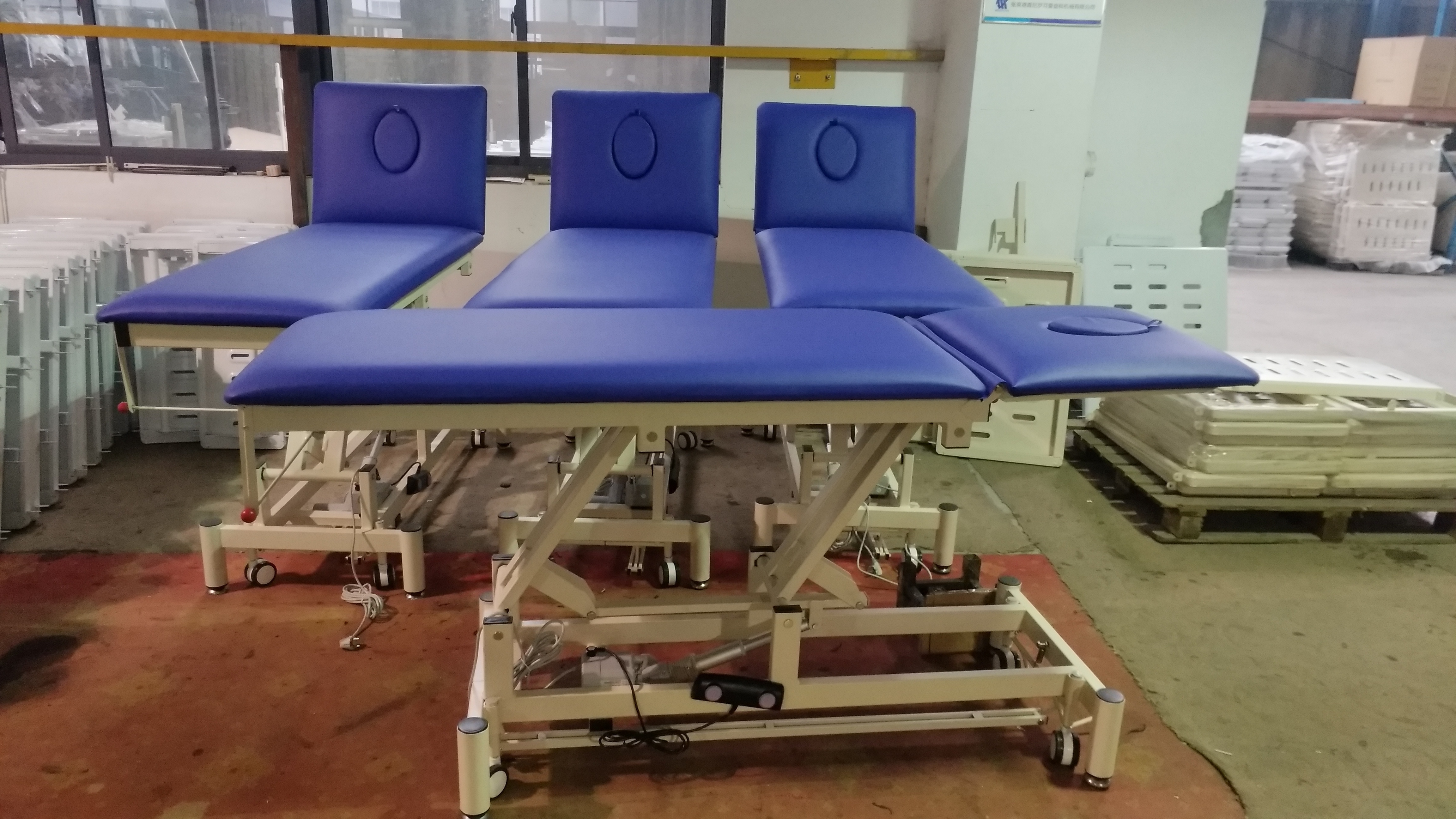 BT-EA013 Cheap Price Hospital electric two sections mobile treatment bed patient exam table medical examination couch