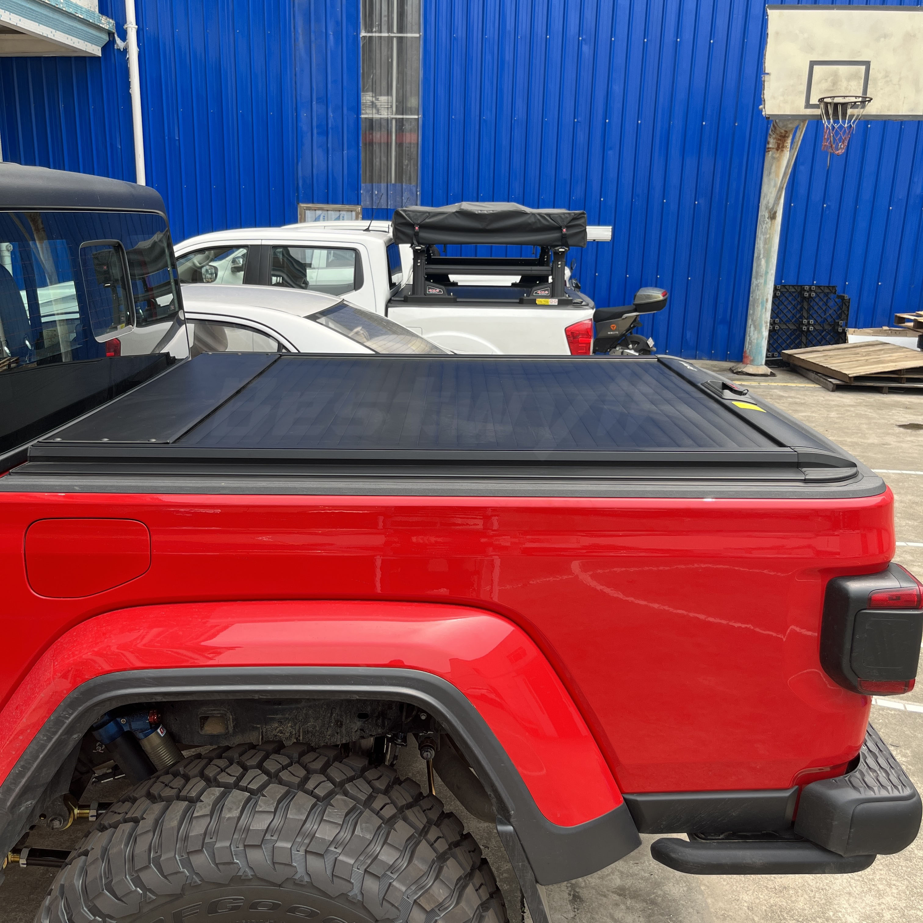 BESTWYLL Full Size Key Lock Hard Roll Back Pickup Truck Bed Roller Lid Manual Retractable Tonneau Cover For Jeep Gladiator K59