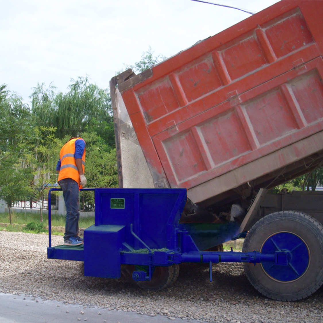 IKOM road distributor aggregate stone chipping spreaders truck