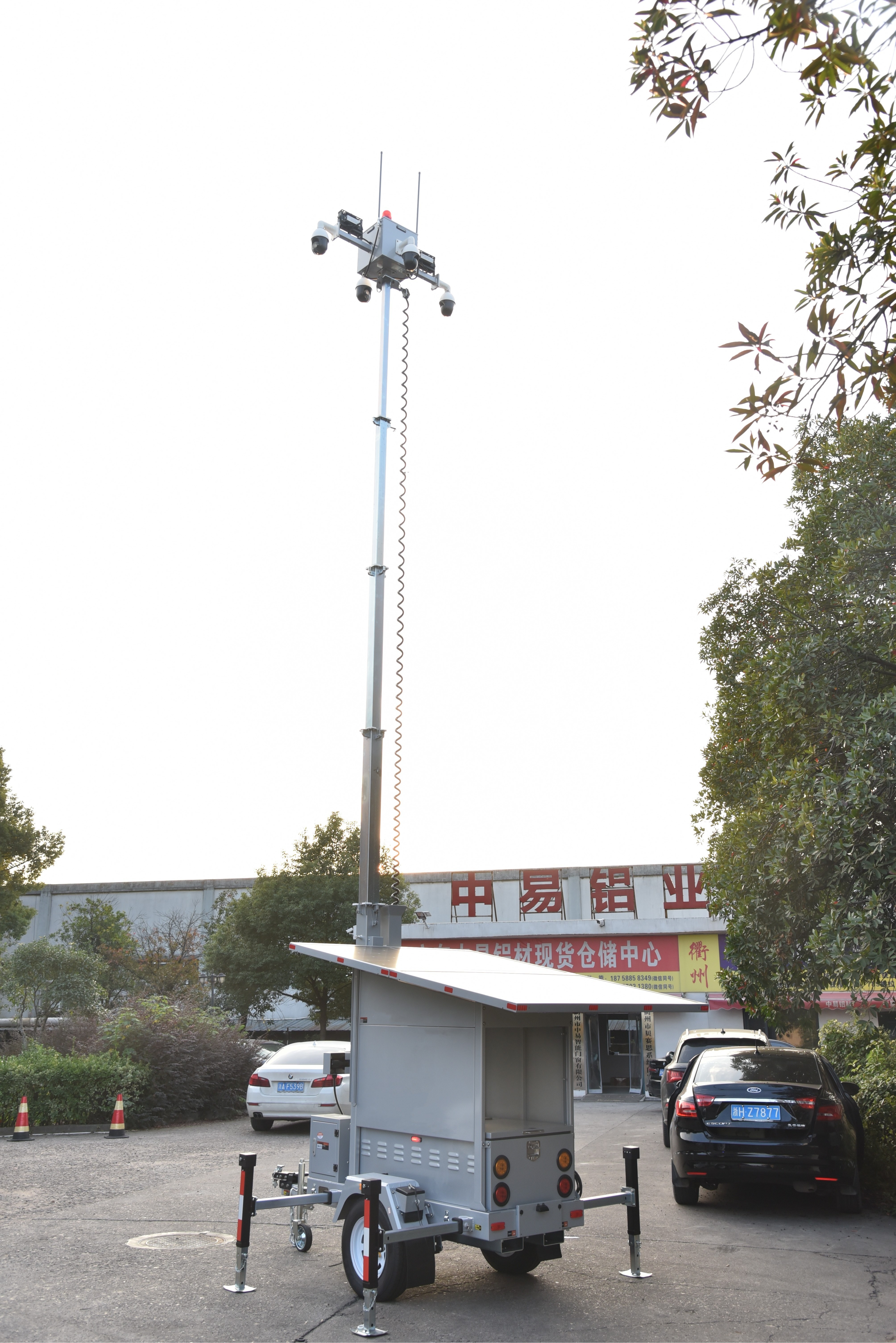 Portable surveillance tower 8mp Hikvision 180 degree cameras parking lot security guards monitoring  solar  mobile CCTV trailer