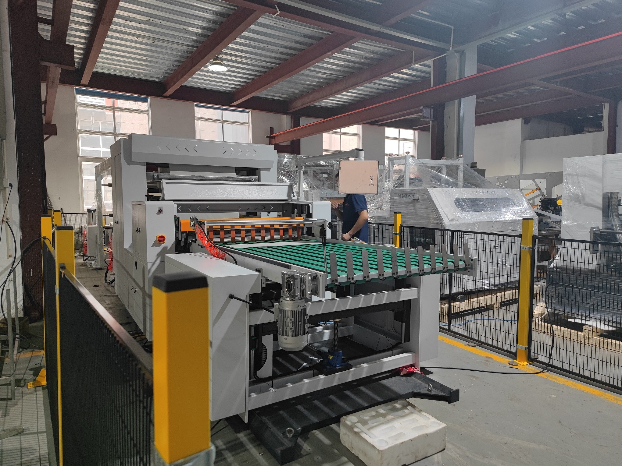 CE Approved High Quality MG Thin Tissue Paper Sheet Cutting Machine For Posters With Custom Conveyor Table