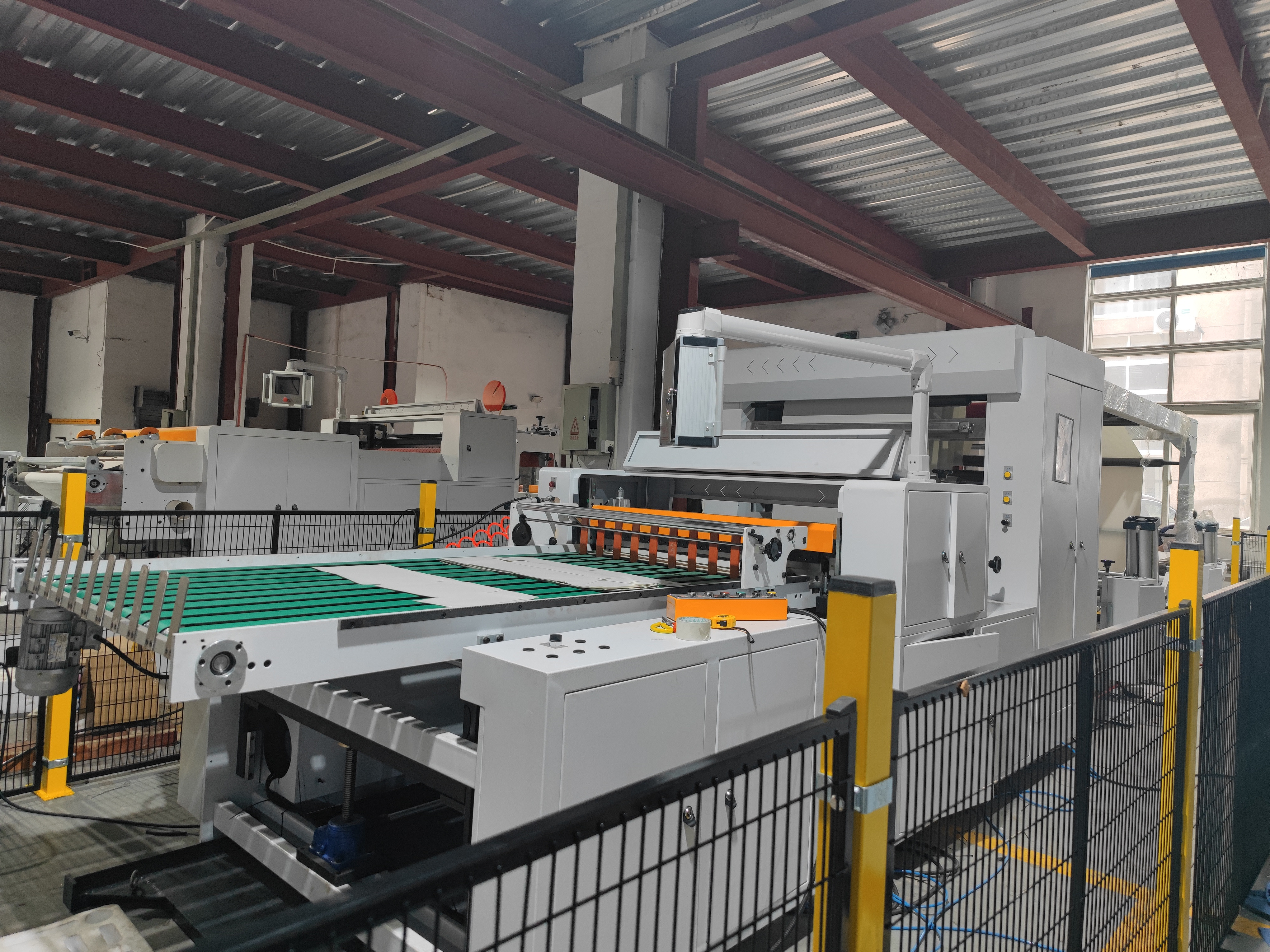 CE Approved High Quality MG Thin Tissue Paper Sheet Cutting Machine For Posters With Custom Conveyor Table